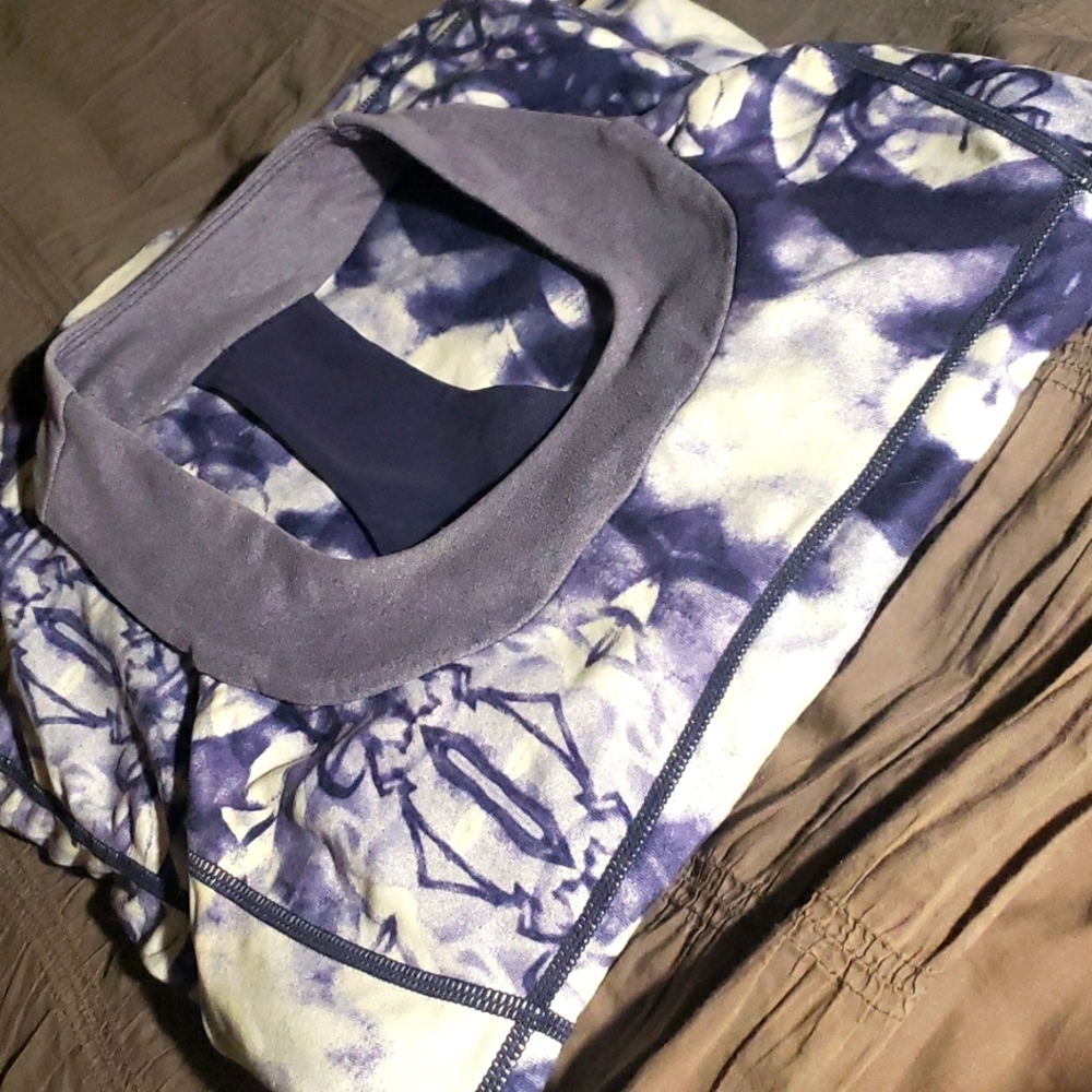 Lululemon Top s. lg Navy/white w/o tag. Clearing closet.